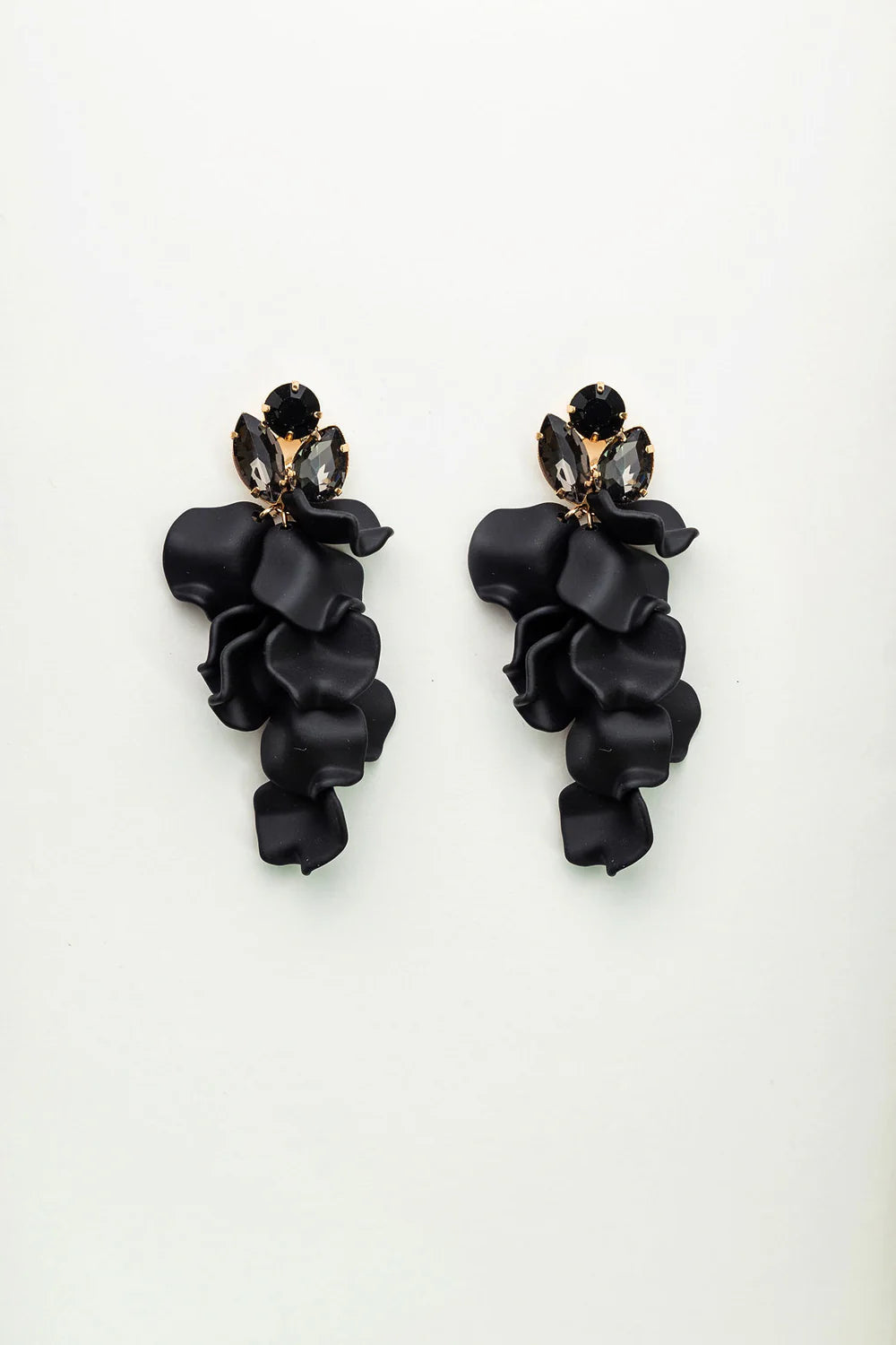 bow-19-korvakorut-leaf-stone-earrings-musta-1