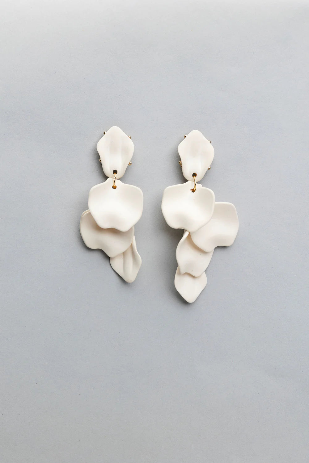 bow-19-korvakorut-pearl-leaf-earrings-valkoinen-1