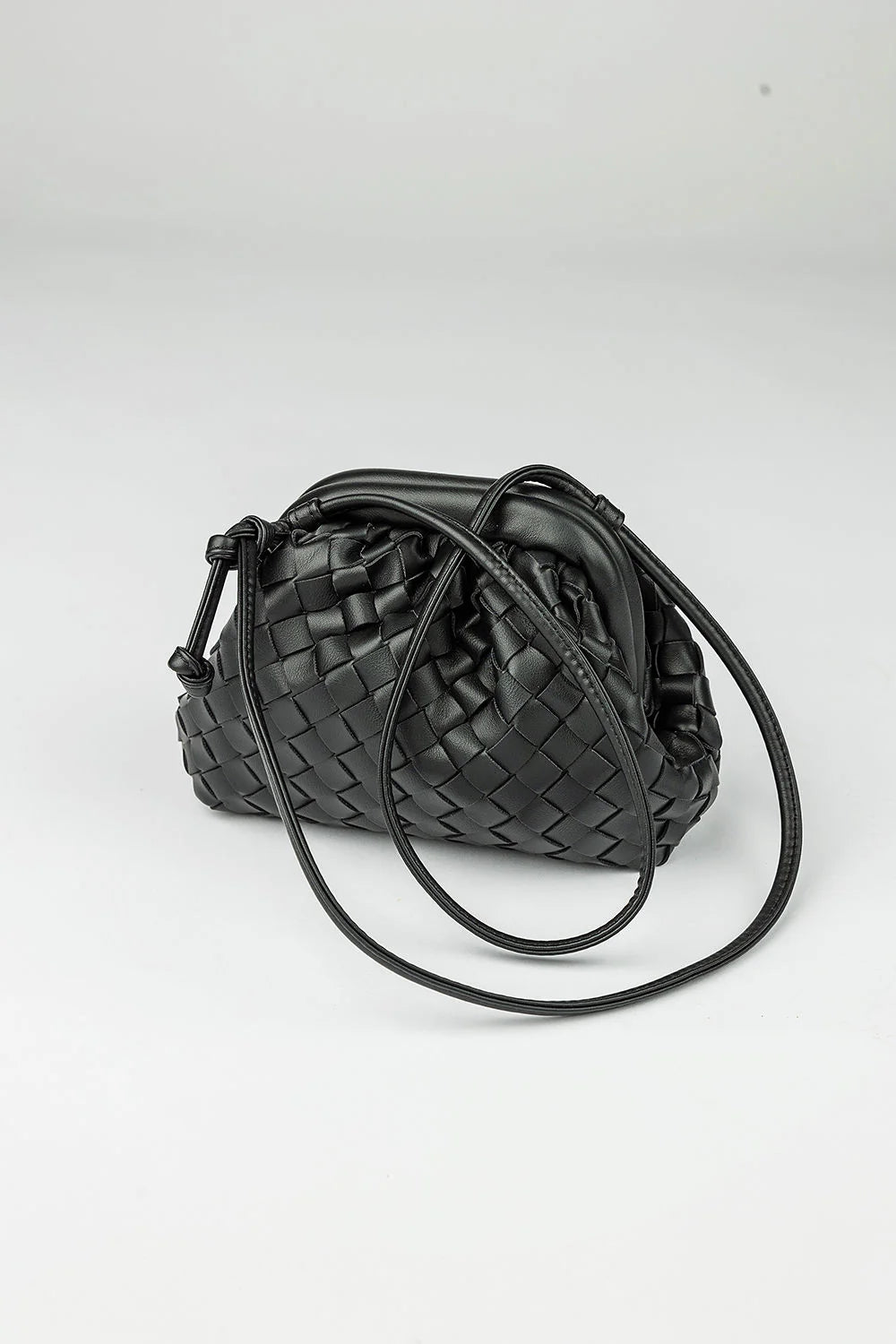 bow-19-naisten-laukku-dumpling-bag-braided-musta-1
