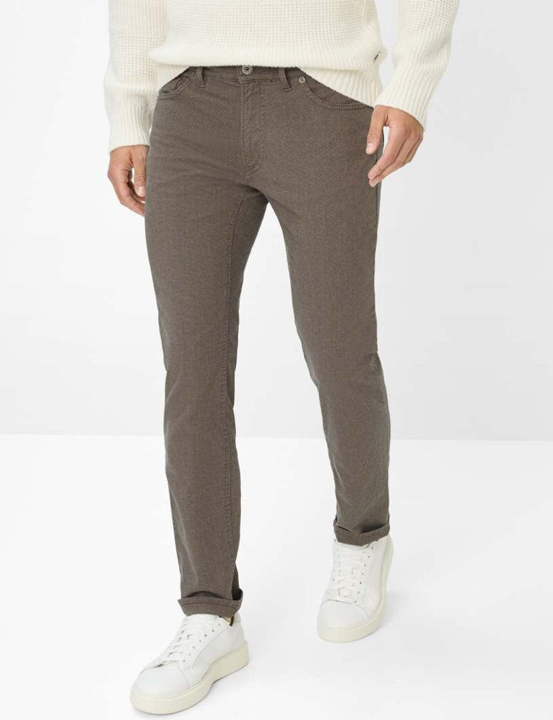 brax-miesten-housut-chuck-hi-flex-seasonal-tummanruskea-1