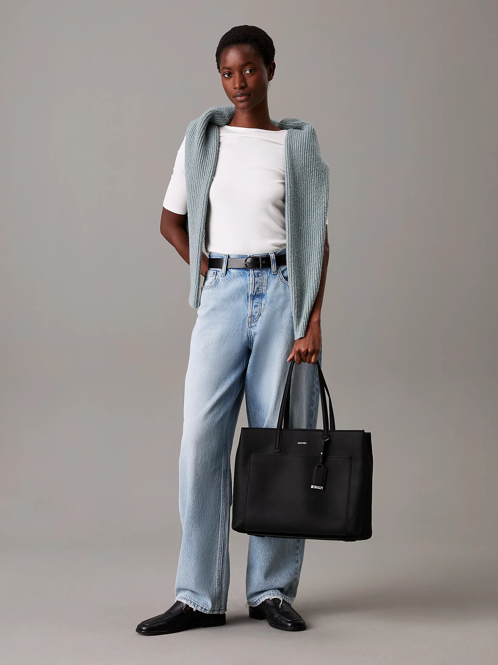 calvin-klein-accessories-laukku-ck-must-medium-shopper-musta-1