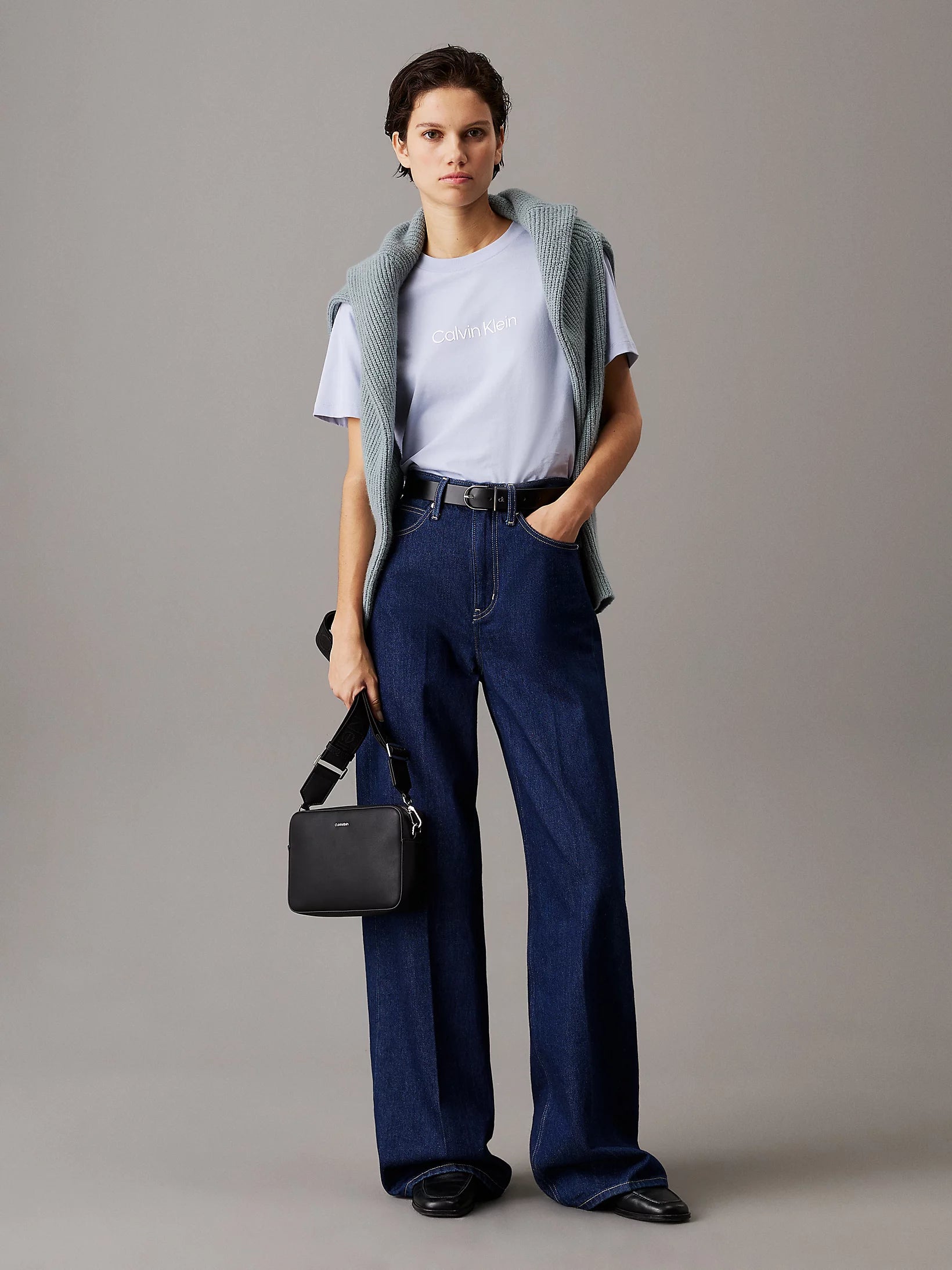 calvin-klein-accessories-laukku-ck-must-small-camera-bag-musta-1