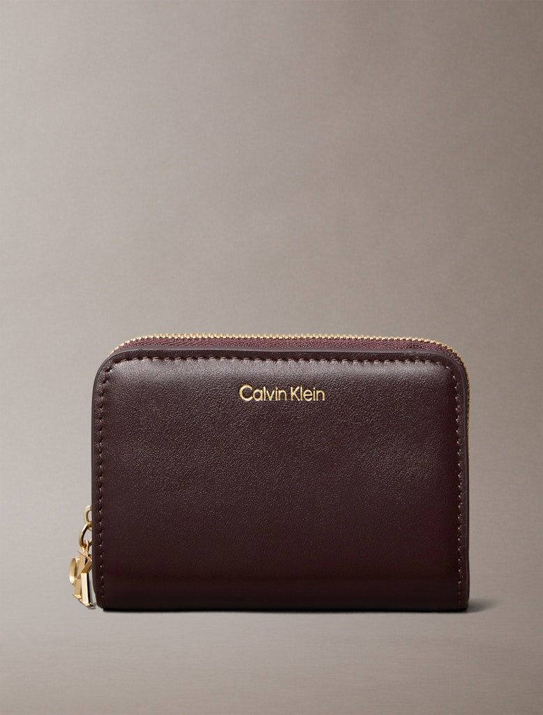 calvin-klein-accessories-lompakko-ck-puller-medium-flap-zip-viininpunainen-1