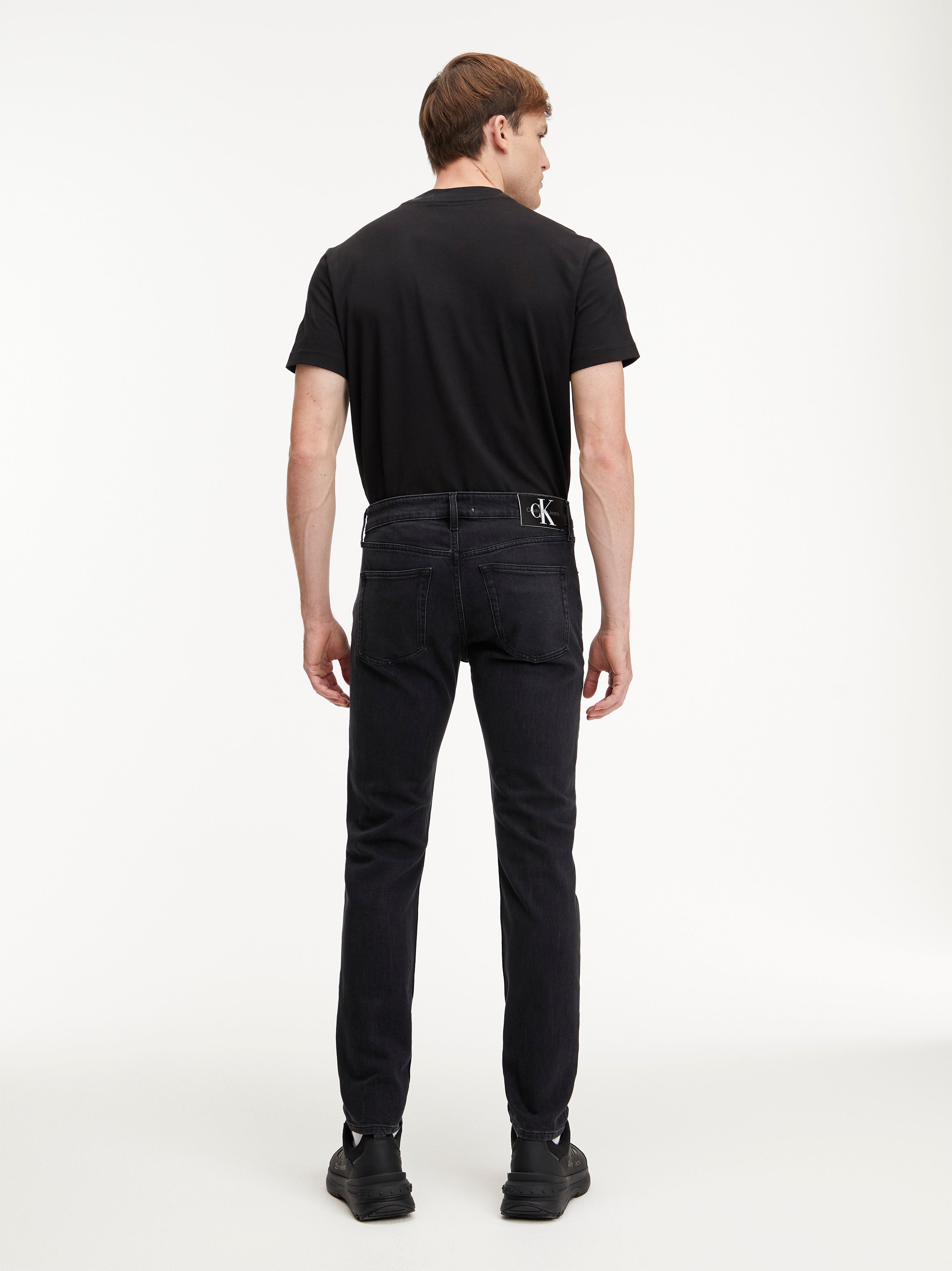 calvin-klein-jeans-farkut-slim-tapered-1by-musta-3