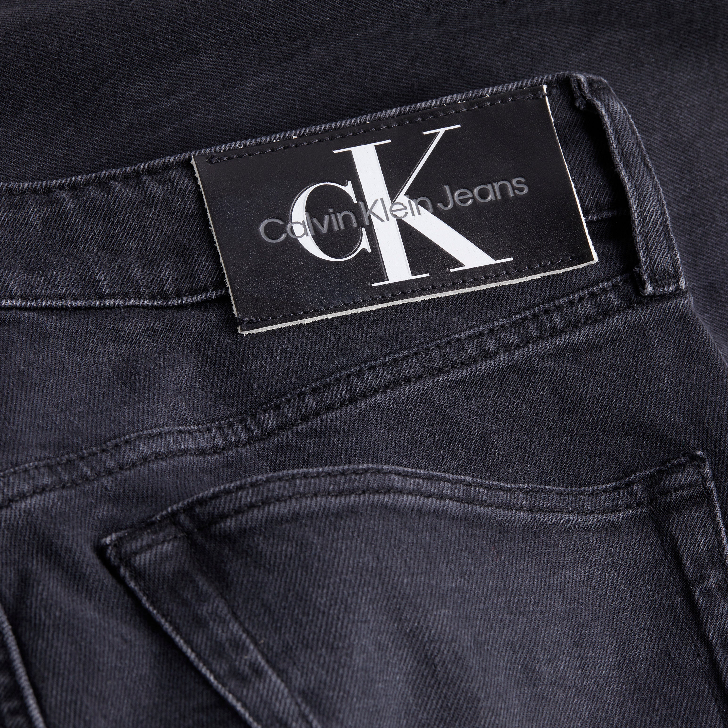 calvin-klein-jeans-farkut-slim-tapered-1by-musta-5