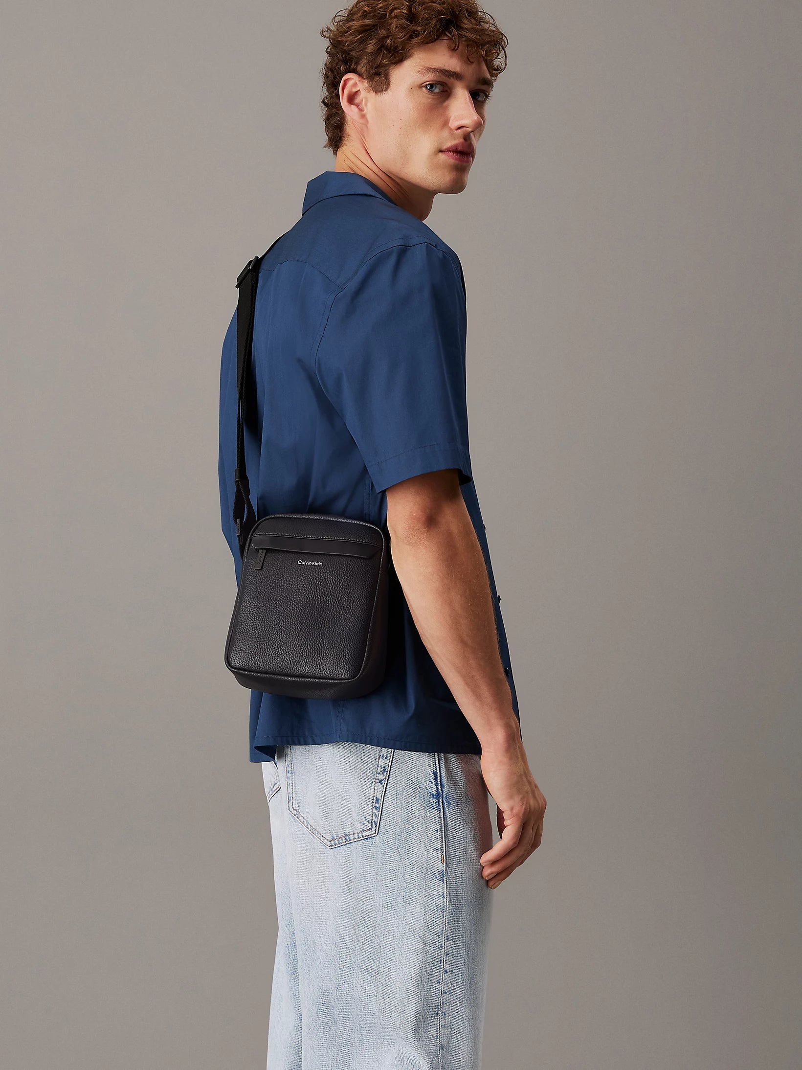calvin-klein-jeans-laukku-ck-must-reporter-musta-1