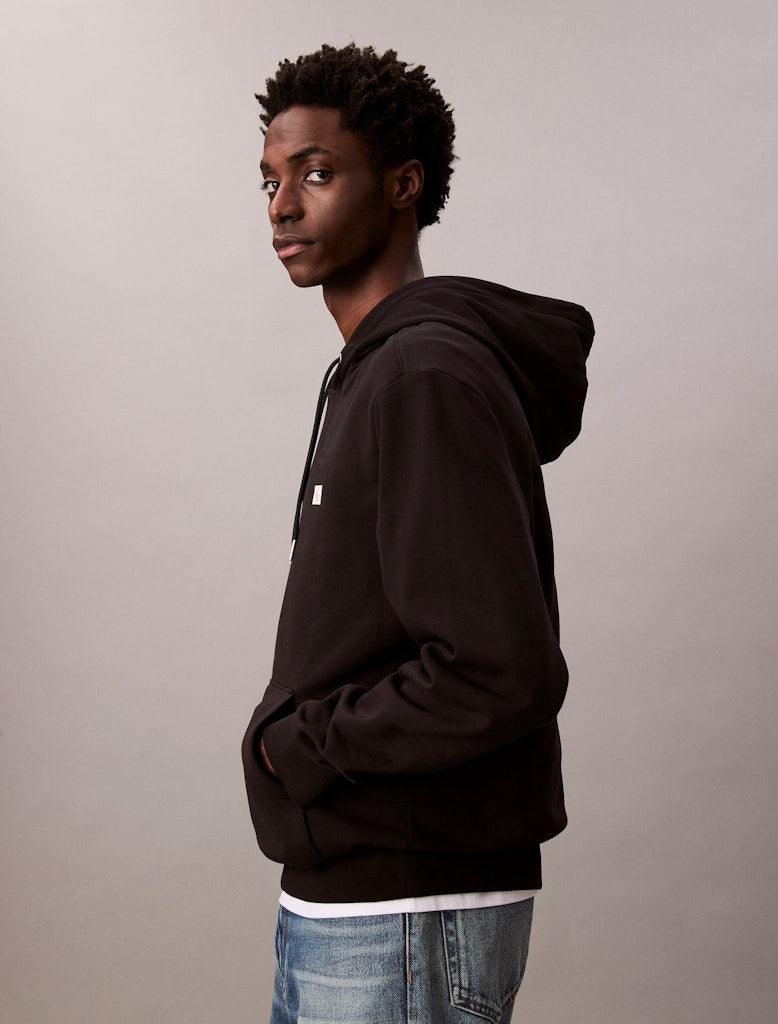 calvin-klein-jeans-miesten-huppari-ls-eu-350terry-badge-hoodie-musta-3