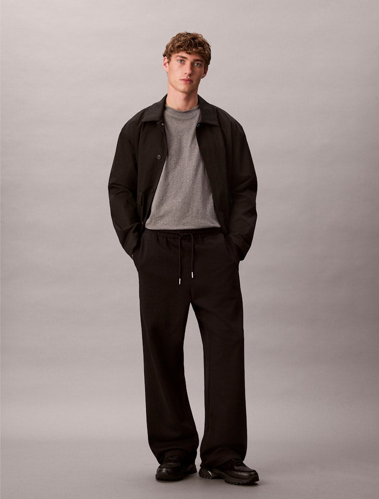 calvin-klein-jeans-miesten-joggerit-ls-premium-terry-ck-emblem-jogger-musta-1