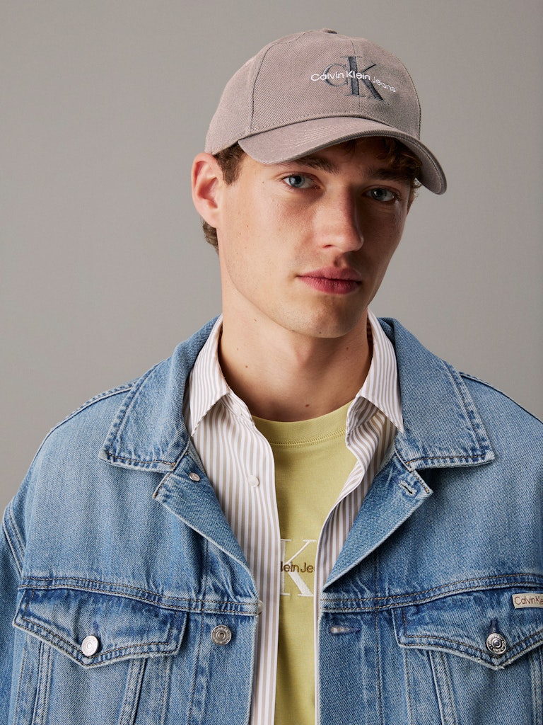 calvin-klein-jeans-miesten-lippis-monologo-embroidery-baseball-cap-harmaa-1