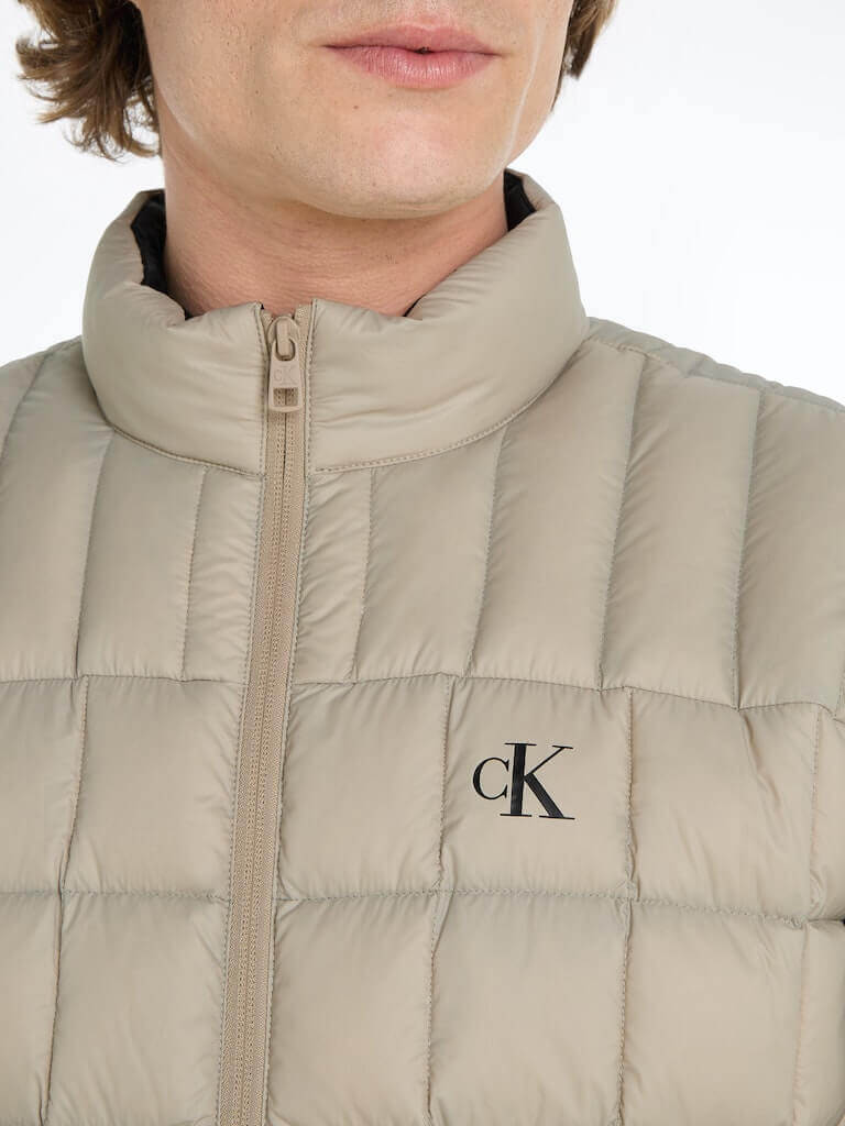 calvin-klein-jeans-miesten-lyhyt-untuvatakki-k-ultra-light-down-jacket-beige-4