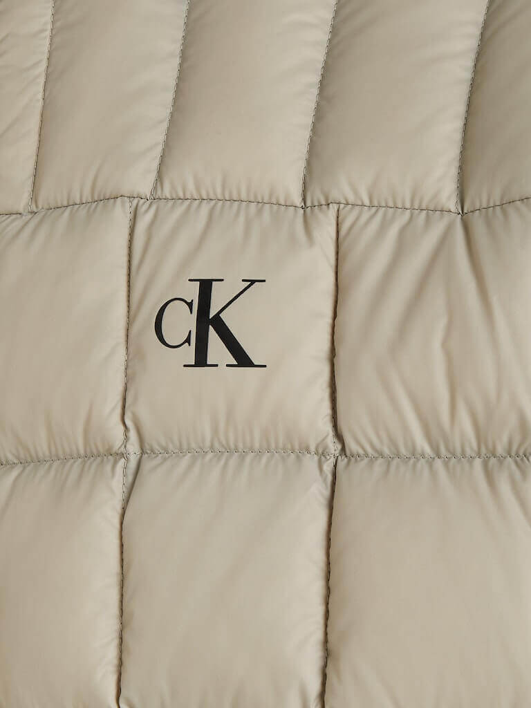calvin-klein-jeans-miesten-lyhyt-untuvatakki-k-ultra-light-down-jacket-beige-6