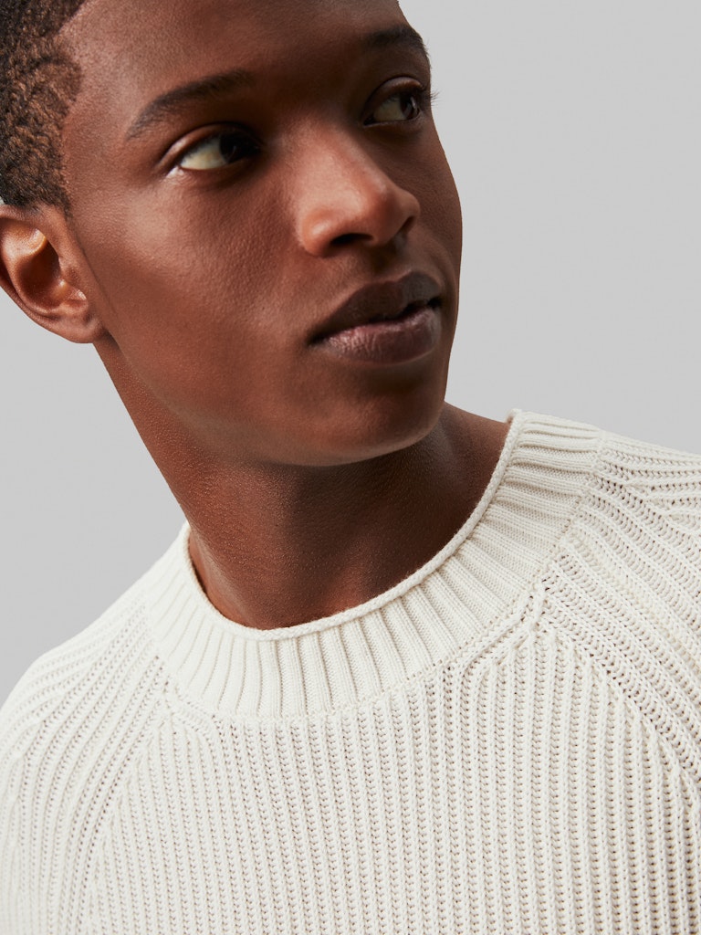 calvin-klein-jeans-miesten-neulepusero-soft-utility-raglan-sweater-valkoinen-4