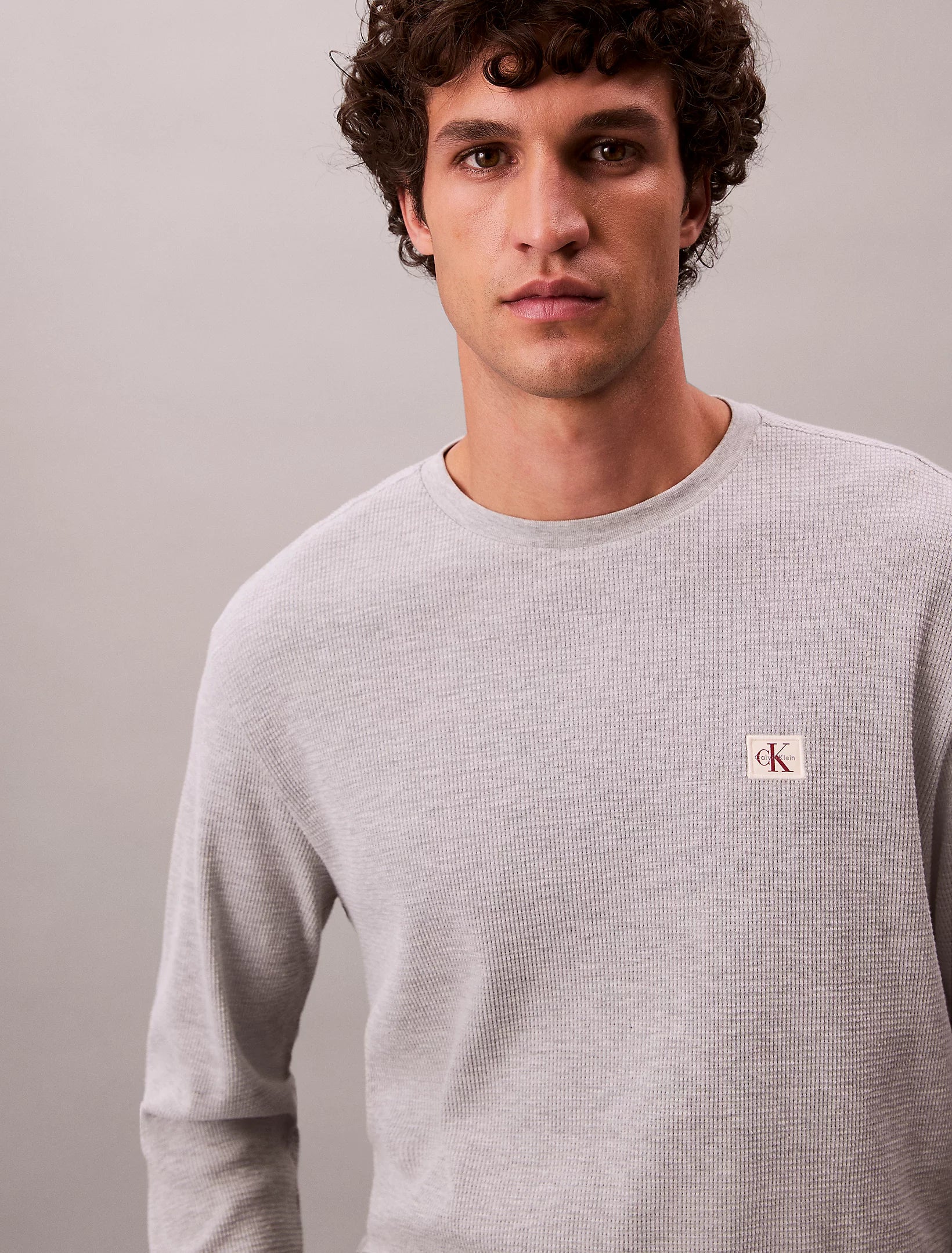 calvin-klein-jeans-miesten-paita-ls-waffle-badge-crewnk-tee-vaaleanharmaa-3