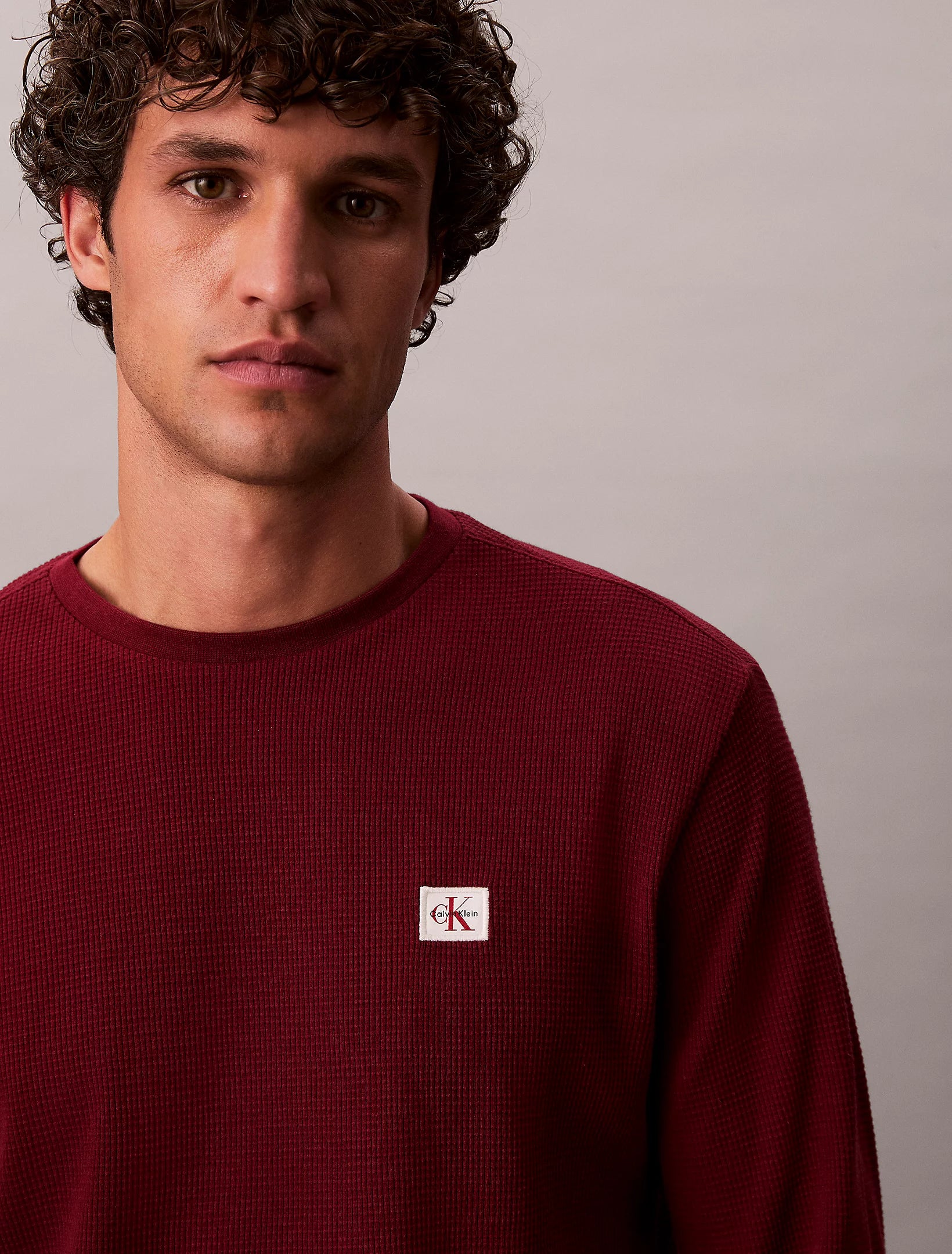 calvin-klein-jeans-miesten-paita-ls-waffle-badge-crewnk-tee-viininpunainen-3