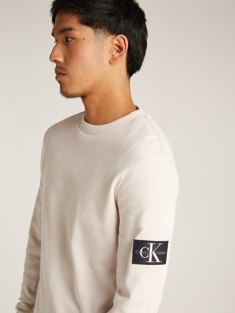 calvin-klein-jeans-miesten-paita-monologo-badge-waffle-ls-tee-beige-4