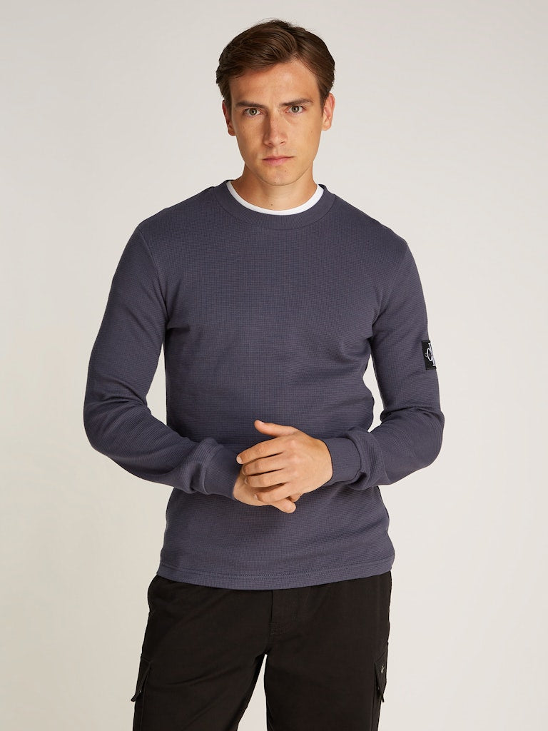 calvin-klein-jeans-miesten-paita-monologo-badge-waffle-ls-tee-tummansininen-1