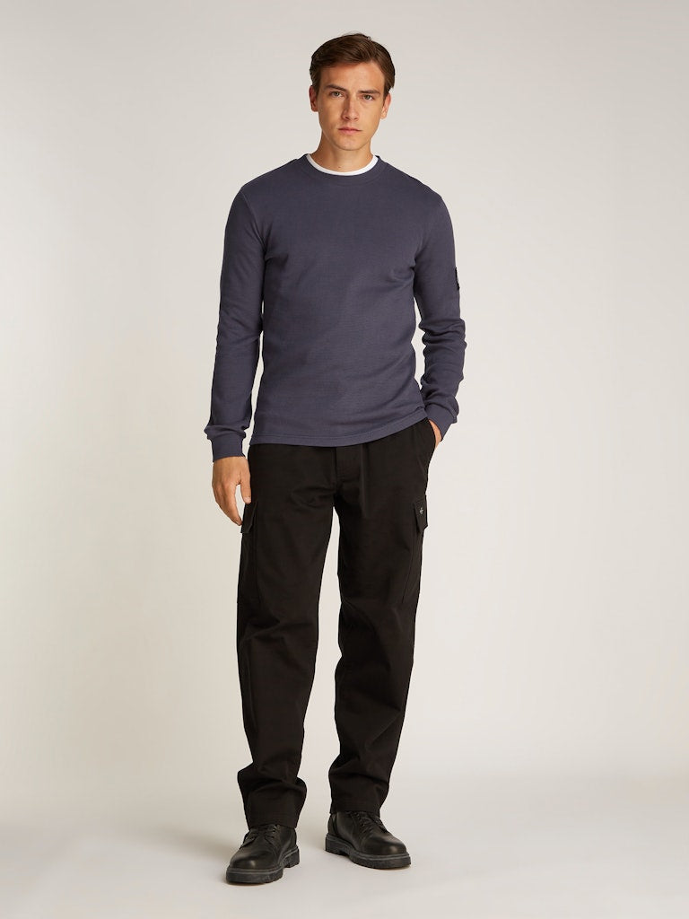 calvin-klein-jeans-miesten-paita-monologo-badge-waffle-ls-tee-tummansininen-2