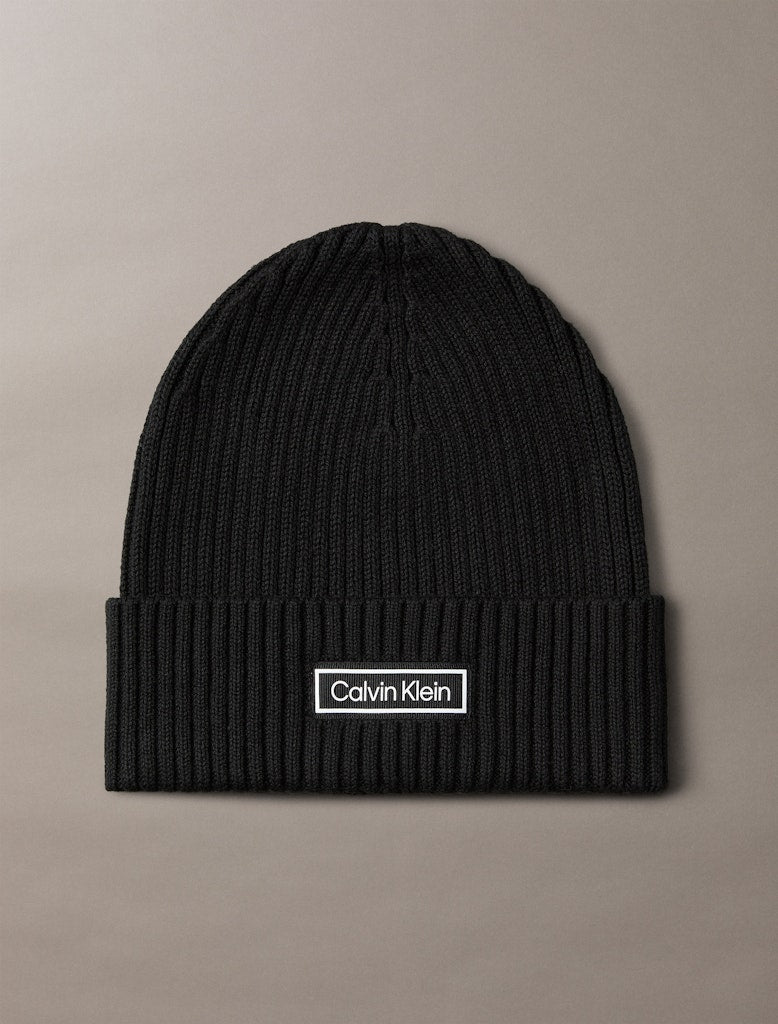 calvin-klein-jeans-miesten-pipo-patch-chunky-rib-cotton-beanie-musta-1