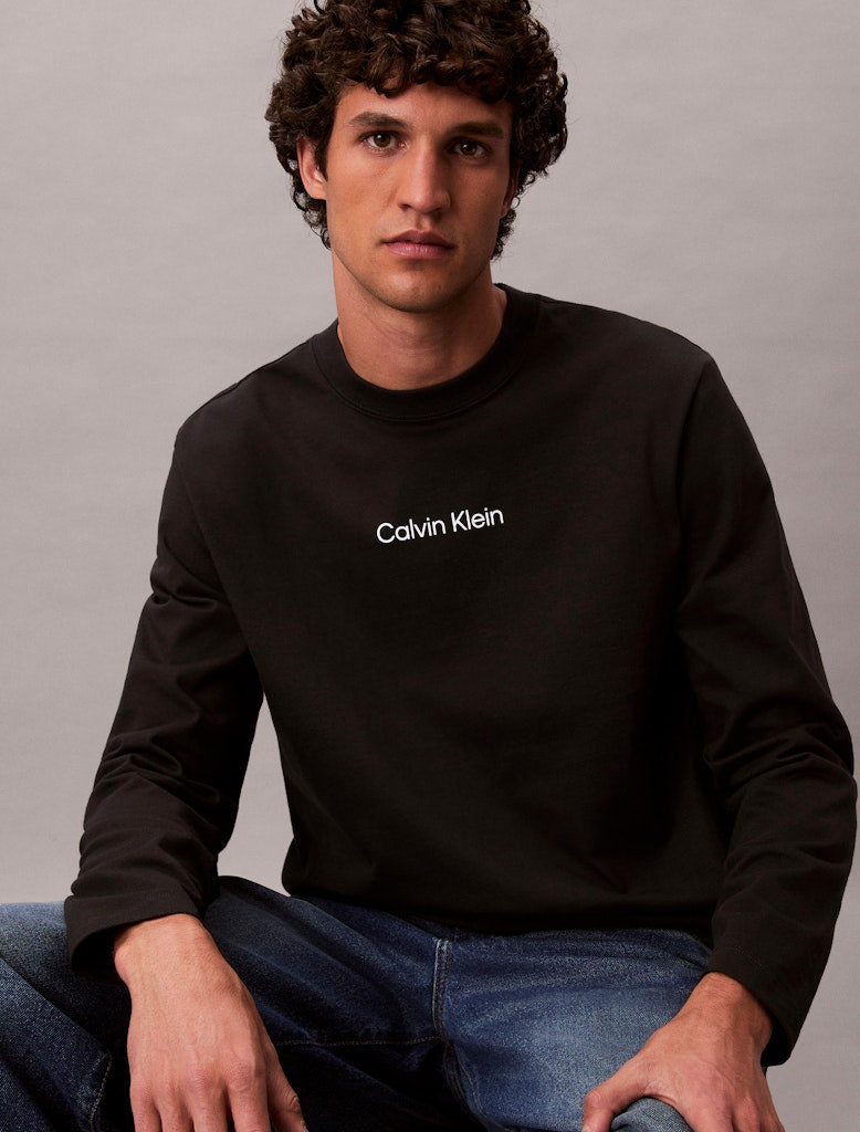 calvin-klein-jeans-miesten-pitkahihainen-ls-rlxd-standard-logo-crewnk-tee-musta-3