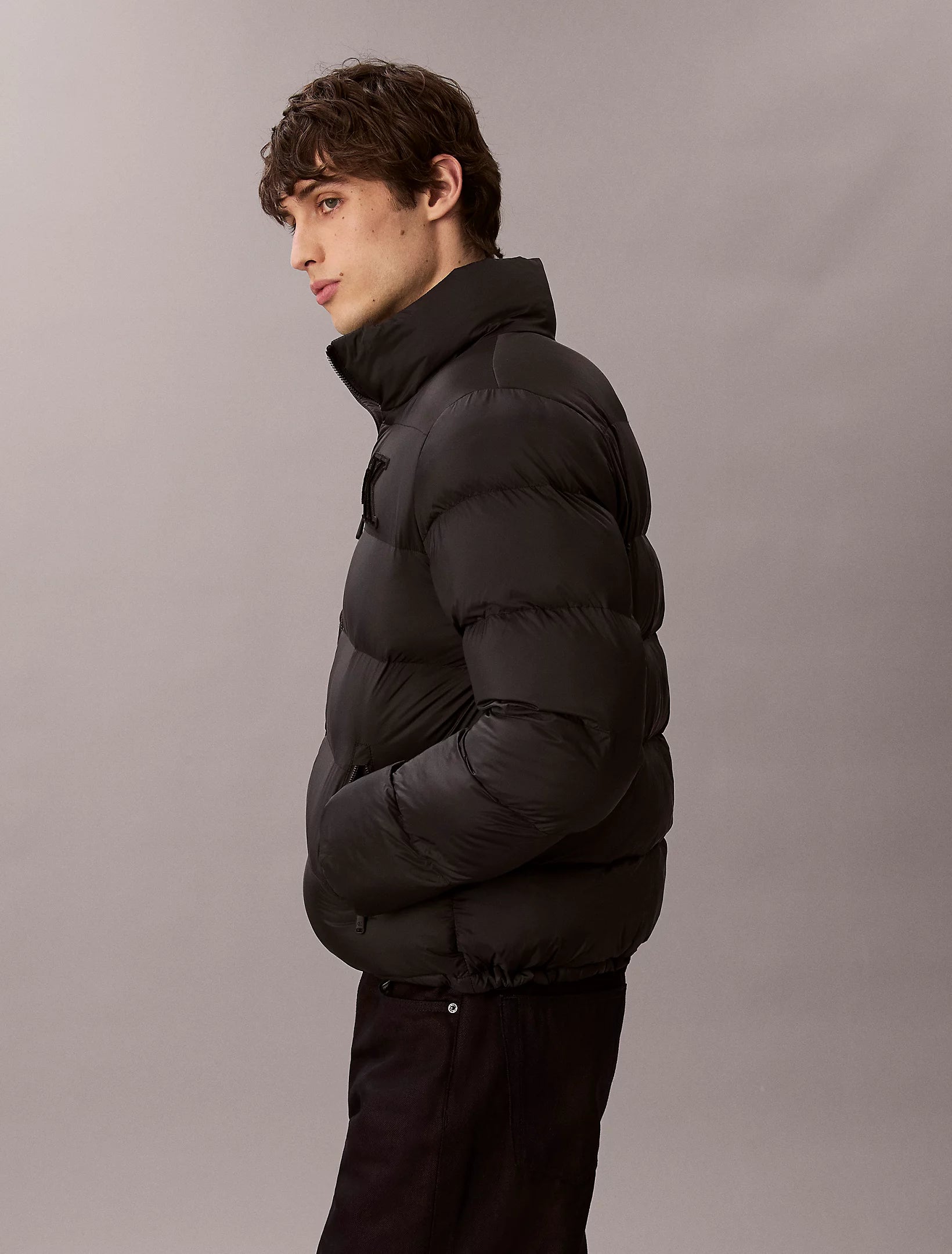 calvin-klein-jeans-miesten-puffertakki-ls-nylon-monogram-puffer-jacket-musta-2
