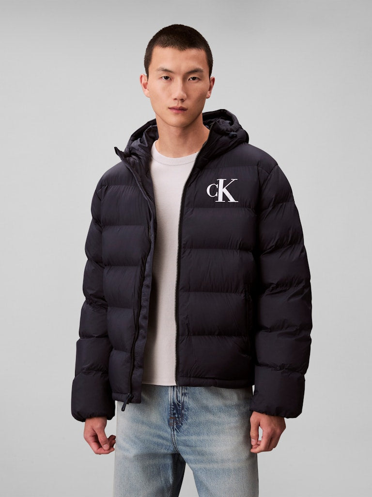 calvin-klein-jeans-miesten-puffertakki-ls-nylon-monogram-puffer-jacket-tummansininen-1