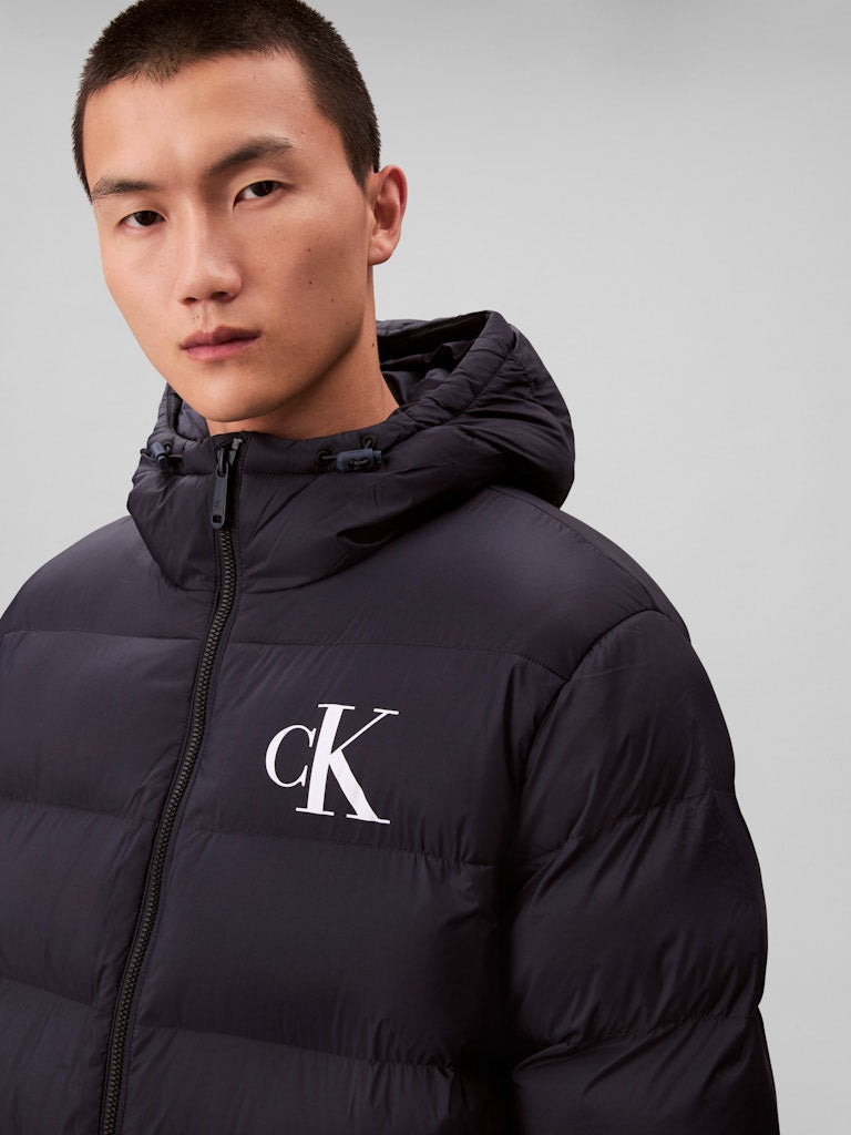 calvin-klein-jeans-miesten-puffertakki-ls-nylon-monogram-puffer-jacket-tummansininen-3