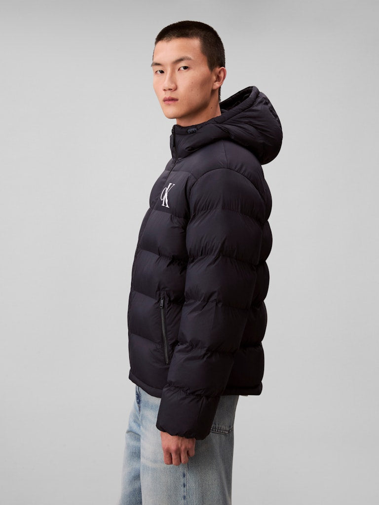 calvin-klein-jeans-miesten-puffertakki-ls-nylon-monogram-puffer-jacket-tummansininen-4