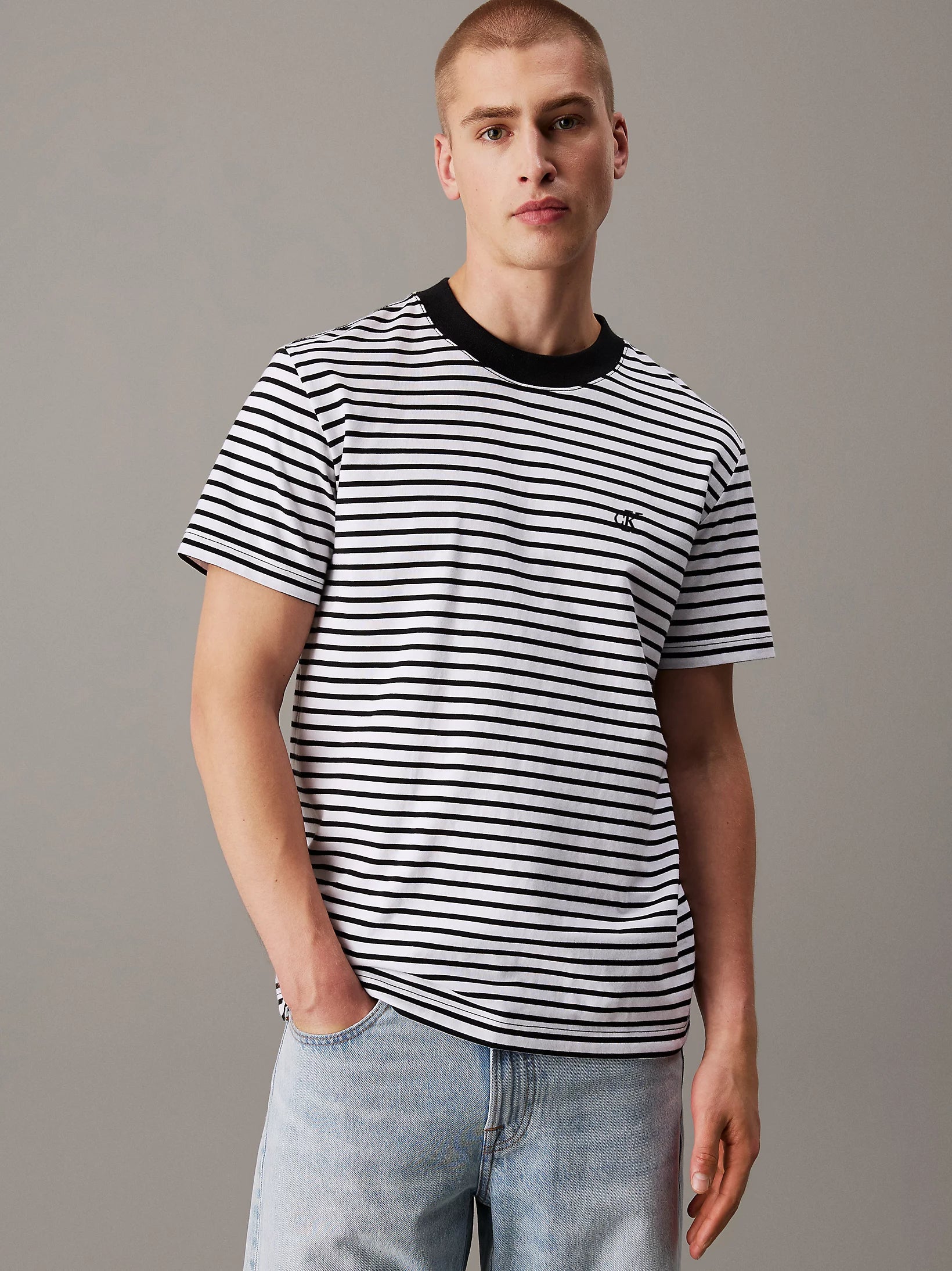 calvin-klein-jeans-miesten-t-paita-heavy-regular-tee-raidallinen-musta-1