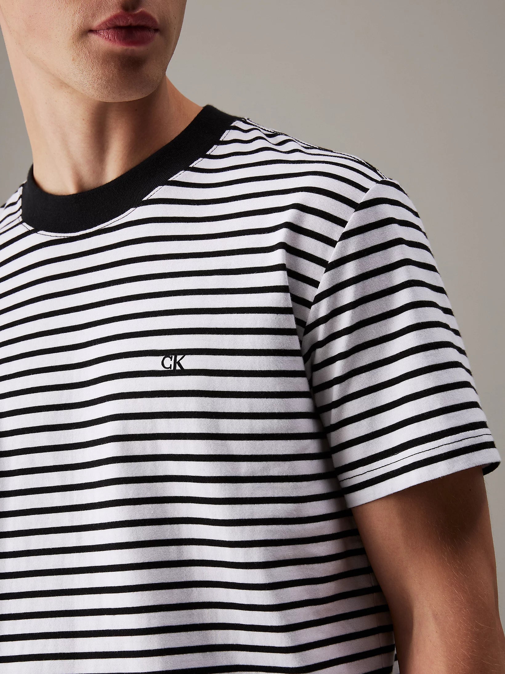 calvin-klein-jeans-miesten-t-paita-heavy-regular-tee-raidallinen-musta-3