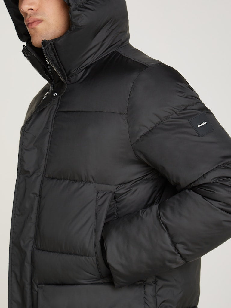 calvin-klein-jeans-miesten-toppatakki-long-hooded-quilt-puffer-musta-2