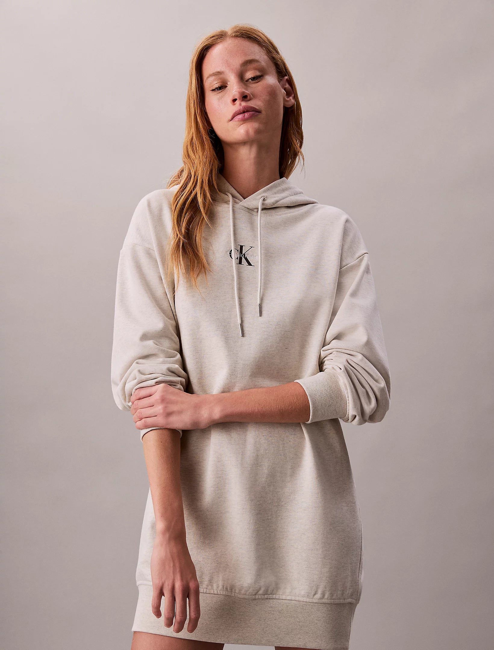 calvin-klein-jeans-naisten-collegemekko-ls-monologo-premium-terry-hoodie-luonnonvalkoinen-6