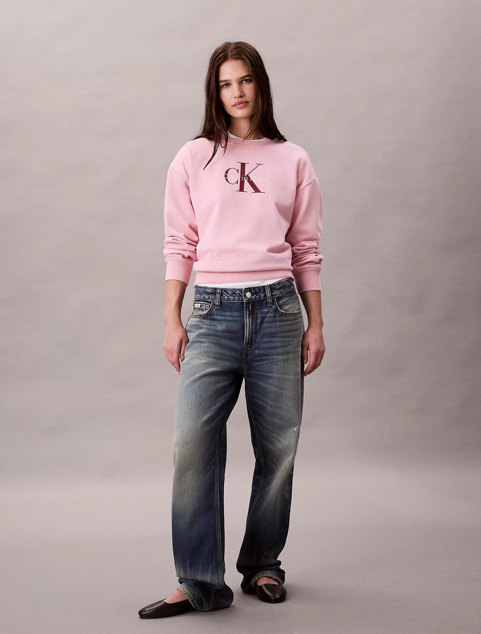 calvin-klein-jeans-naisten-collegepusero-ls-monologo-french-terry-sweatshirt-vaaleanpunainen-1