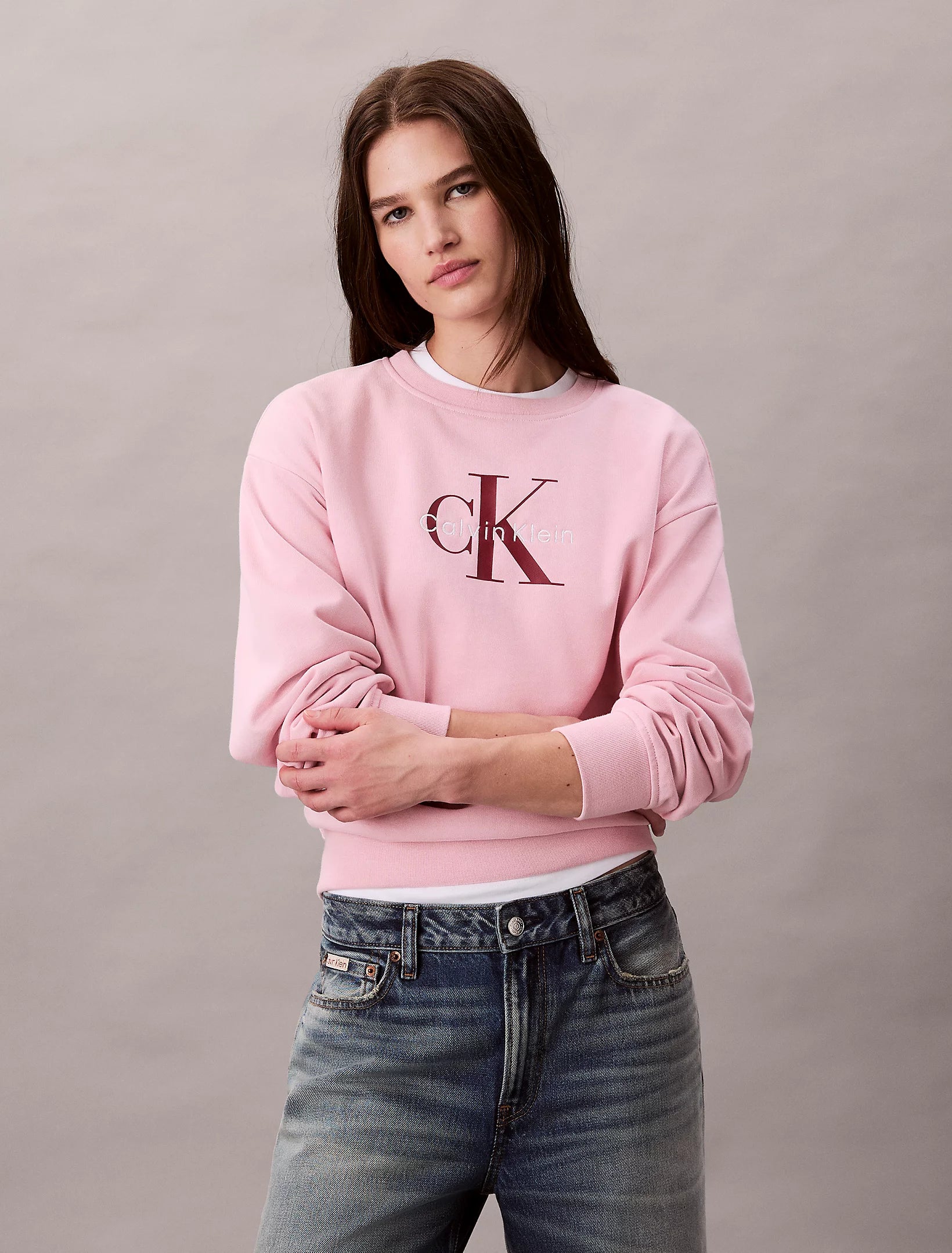 calvin-klein-jeans-naisten-collegepusero-ls-monologo-french-terry-sweatshirt-vaaleanpunainen-2
