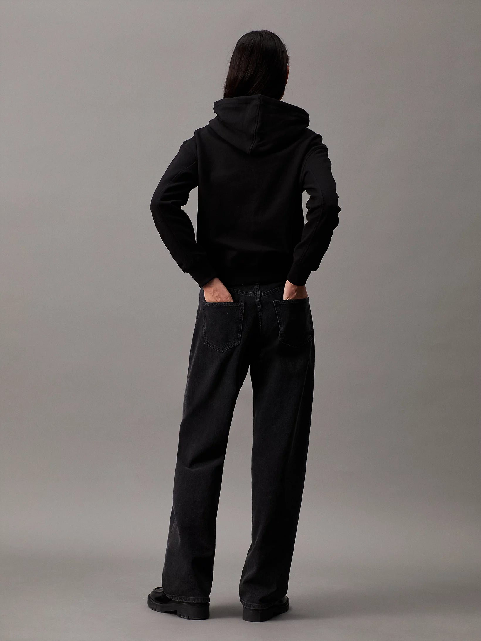 calvin-klein-jeans-naisten-huppari-ck-embroidery-hoodie-musta-2