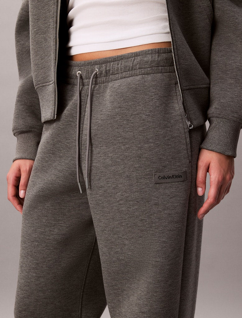 calvin-klein-jeans-naisten-joggerit-scuba-wide-leg-pant-vaaleanharmaa-2