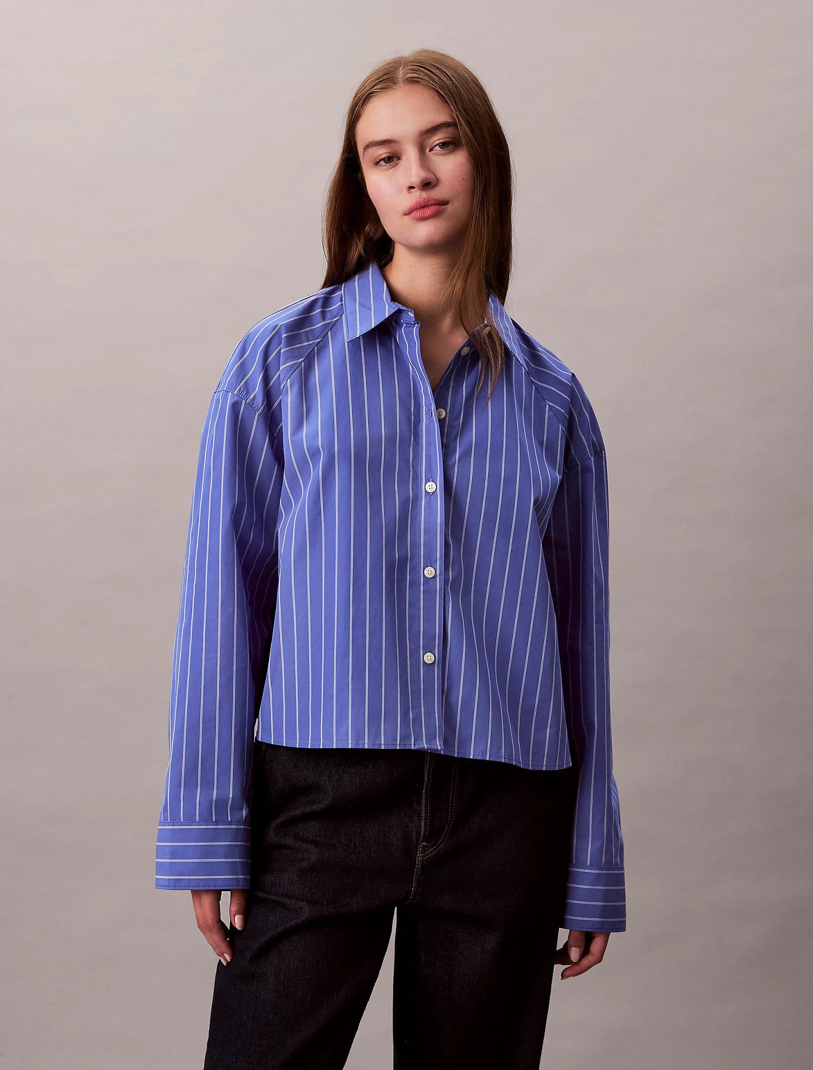 calvin-klein-jeans-naisten-pusero-yd-stripe-boxy-cropped-shirt-raidallinen-sininen-1