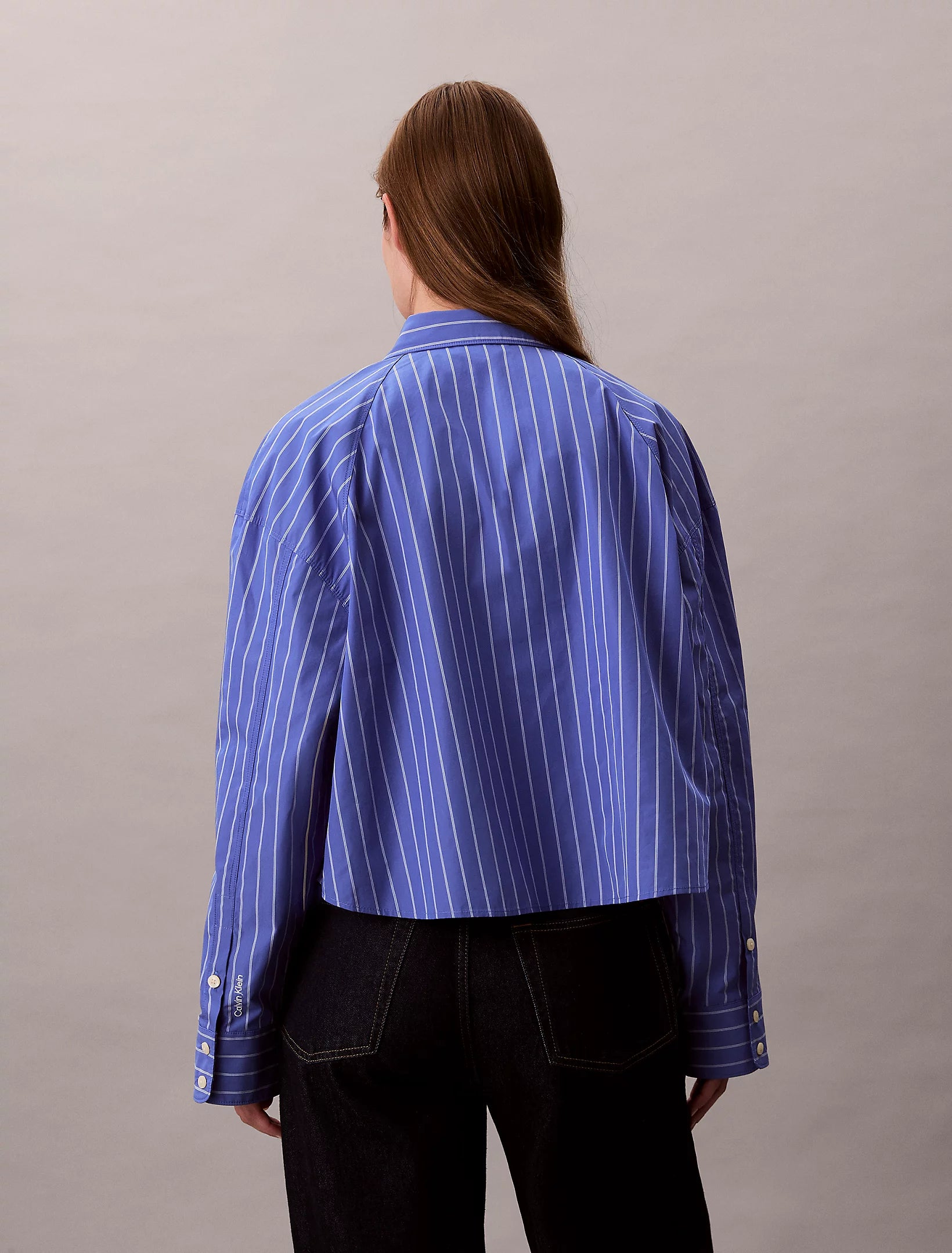 calvin-klein-jeans-naisten-pusero-yd-stripe-boxy-cropped-shirt-raidallinen-sininen-2