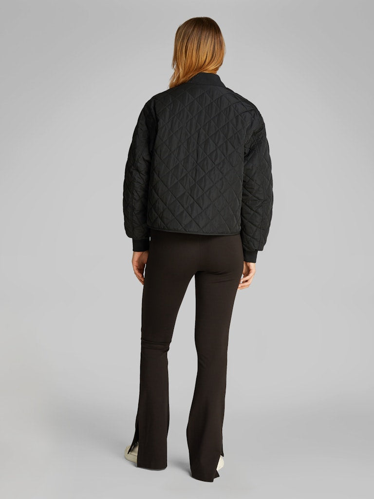 calvin-klein-jeans-naisten-tikkitakki-k-lw-quilted-jacket-musta-2