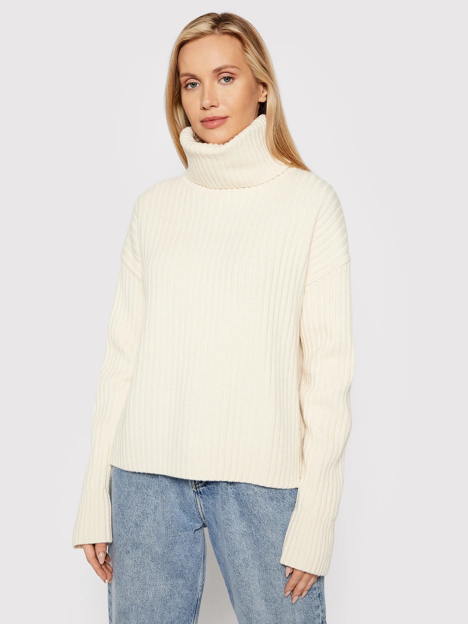 calvin-klein-naisten-neulepusero-chunky-rib-roll-neck-sweater-luonnonvalkoinen-1