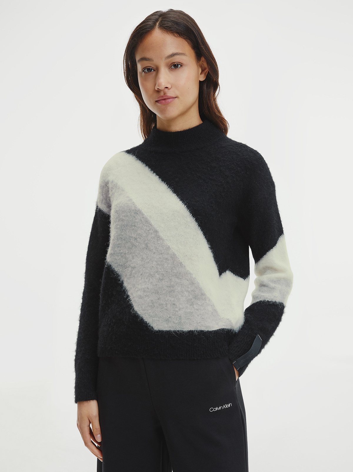 calvin-klein-neulepusero-fluffy-color-block-sweater-musta-kuosi-1
