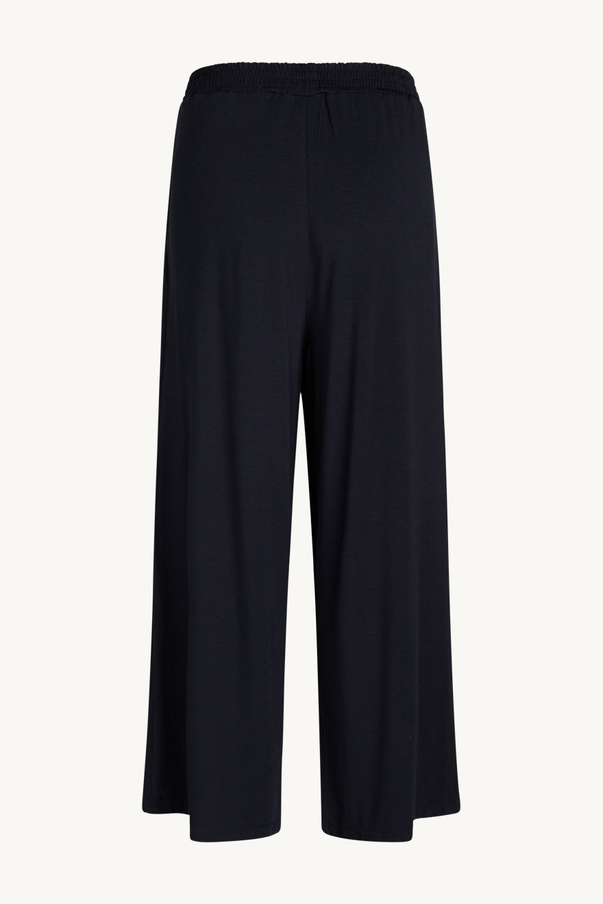 claire-naisten-housut-gabriela-pant-musta-2