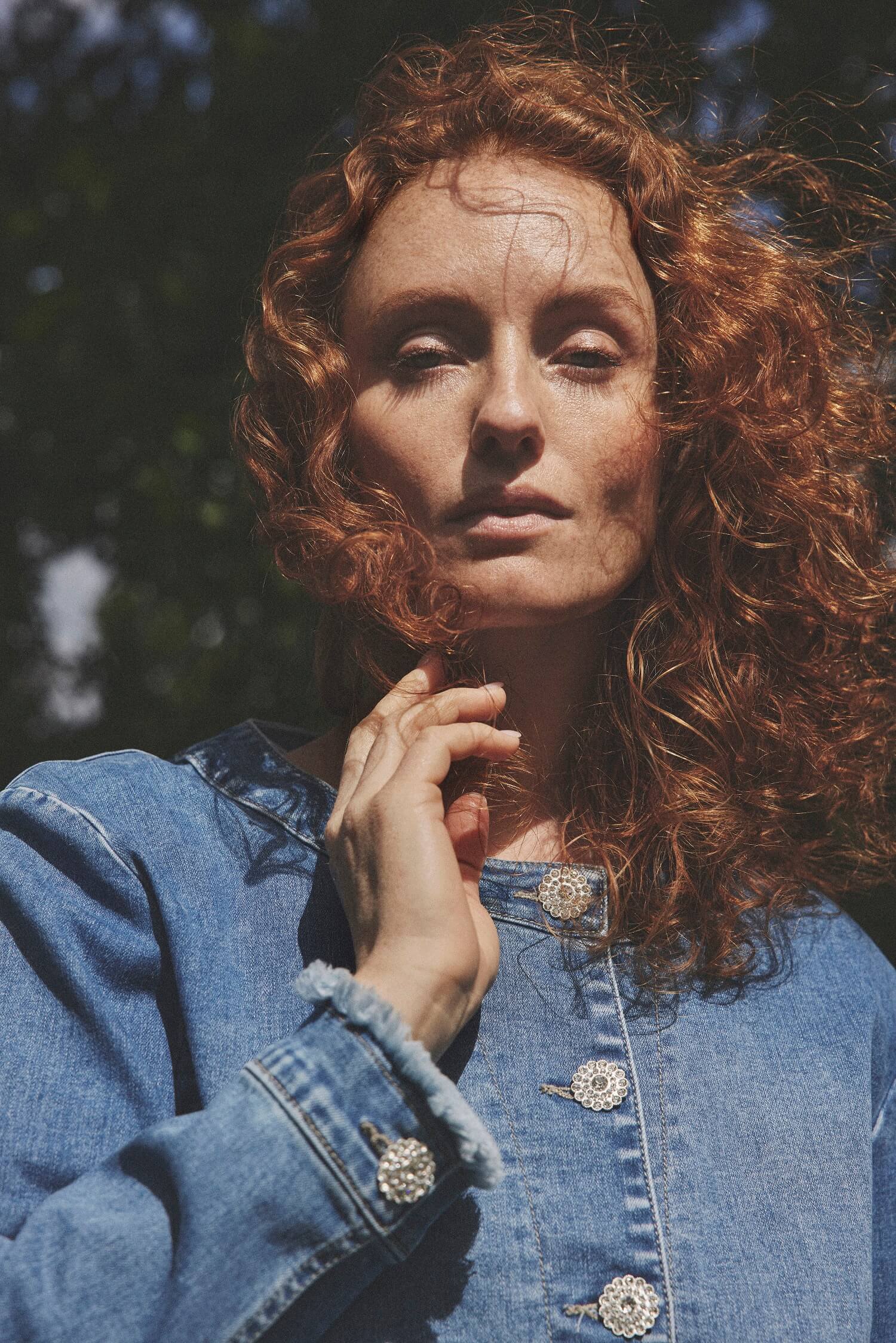 claire-naisten-jakku-elda-denim-chanel-jacket-indigo-3