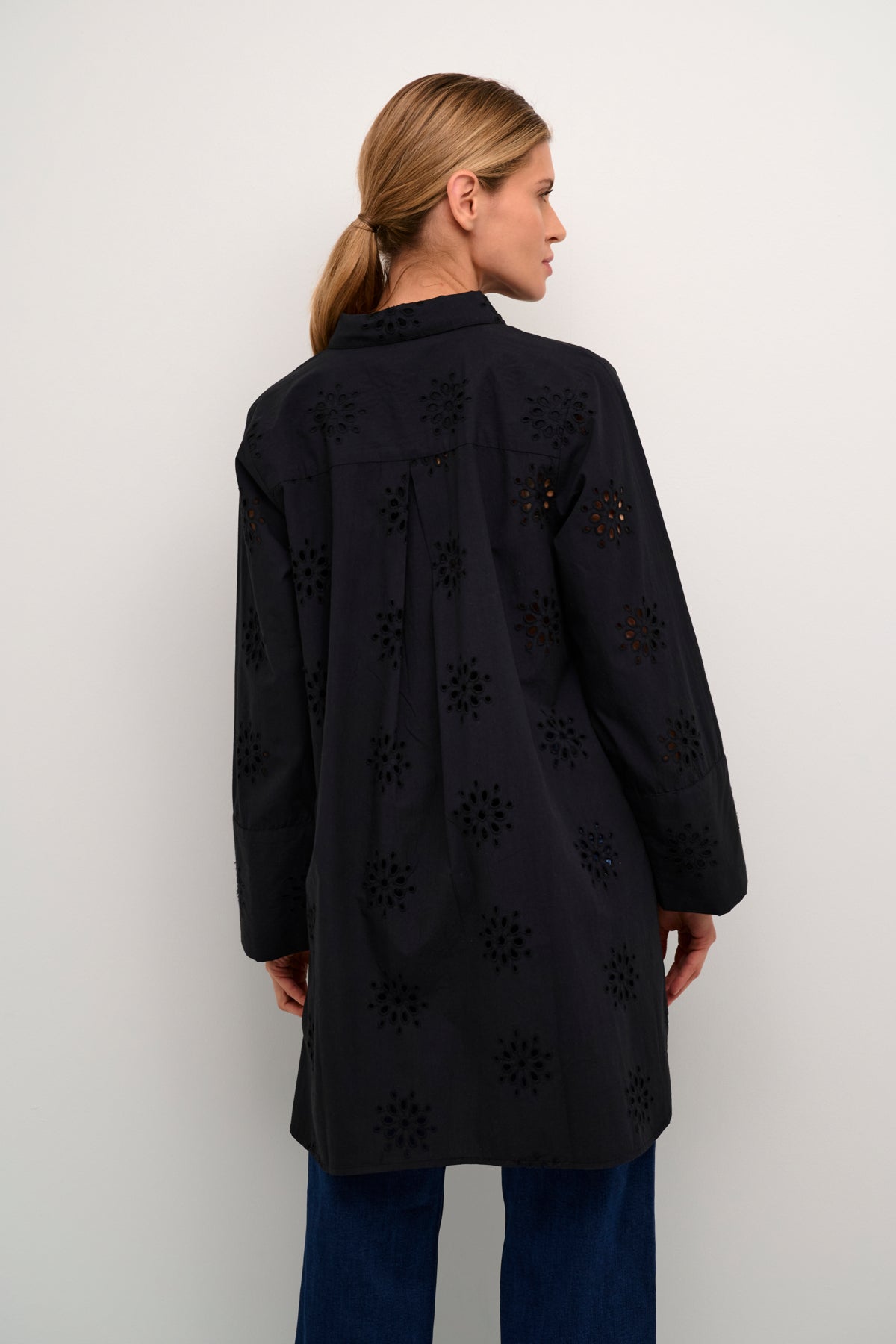 claire-naisten-paitapusero-cucassie-shirt-black-2