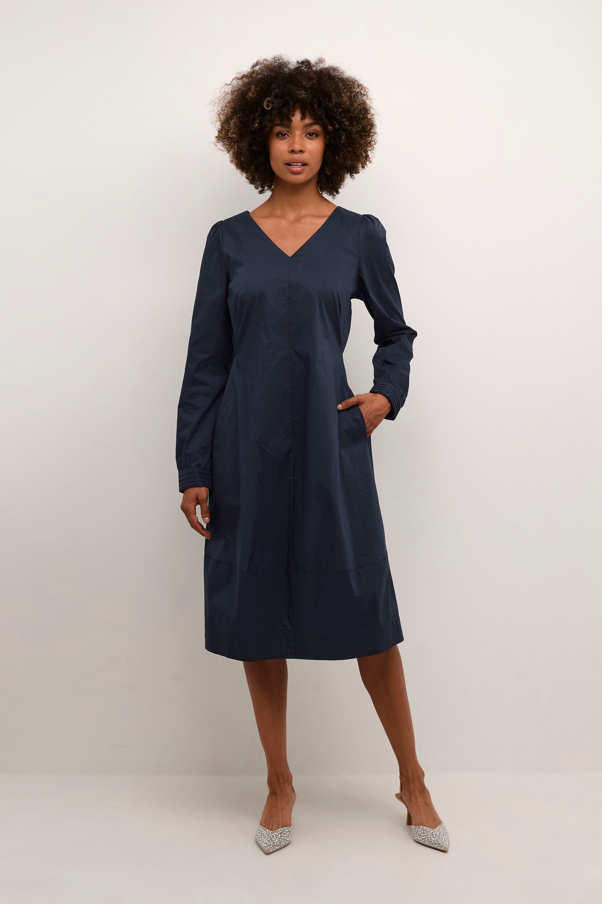 culture-naisten-mekko-cuantoinett-v-neck-dress-blue-iris-1