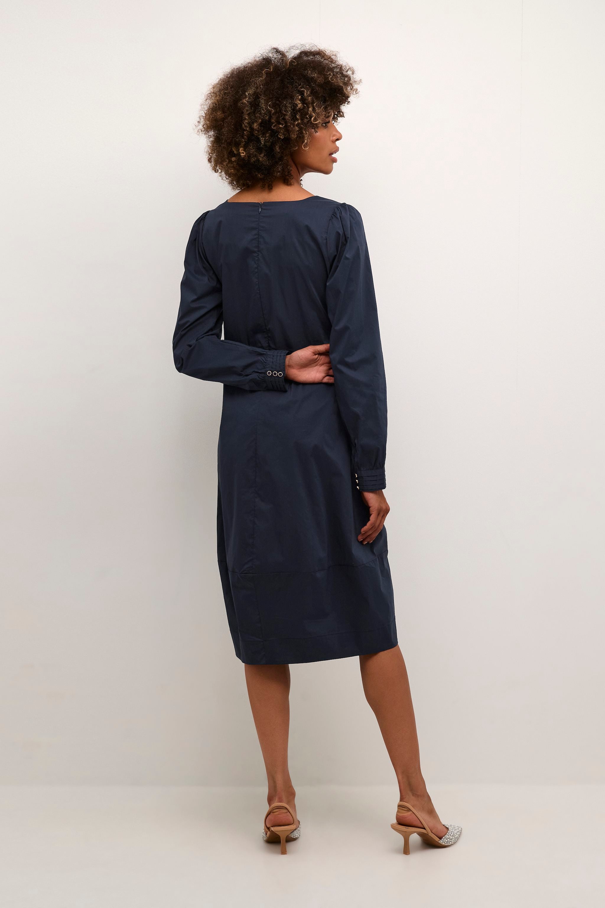 culture-naisten-mekko-cuantoinett-v-neck-dress-blue-iris-2