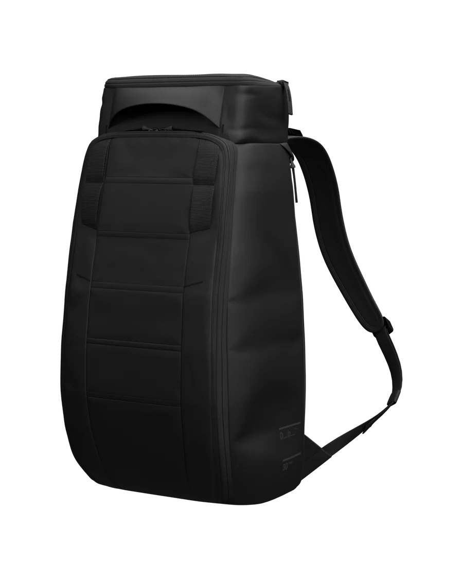db-miesten-reppu-hugger-backpack-30l-nos-musta-1