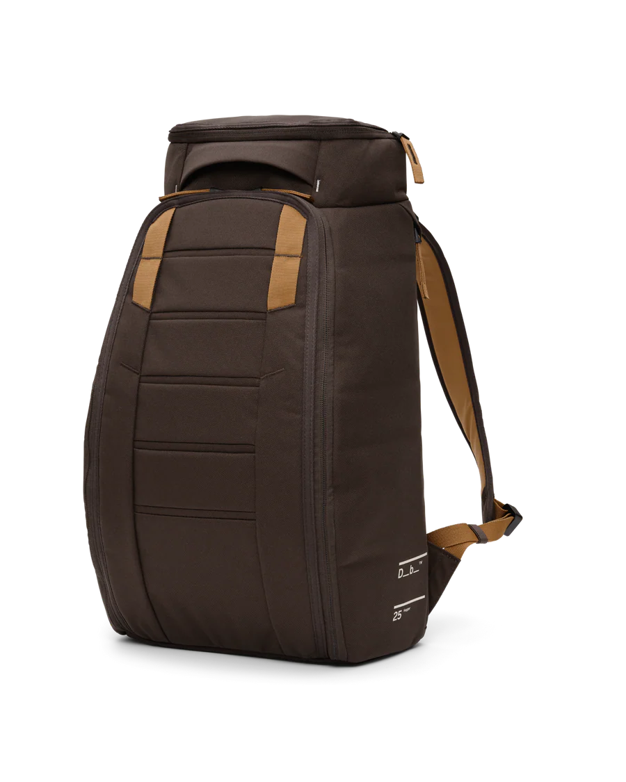db-reppu-hugger-backpack-25l-unisex-tummanruskea-1