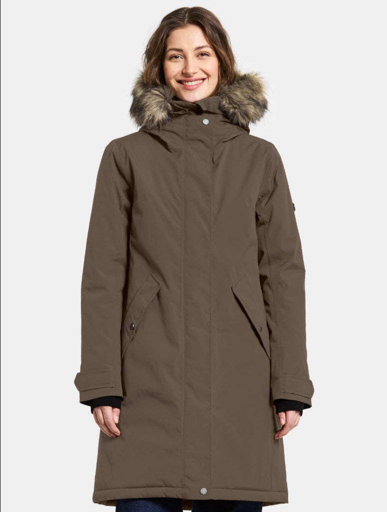 didriksons-naisten-parkatakki-erna-wns-parka-pu-tummanruskea-1