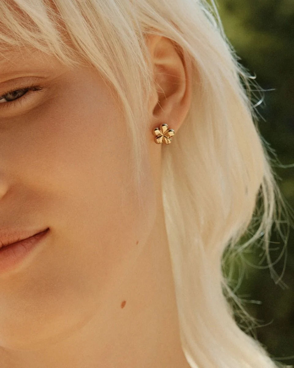 Edblad korvakorut Daisy Studs Gold, Gold pleated