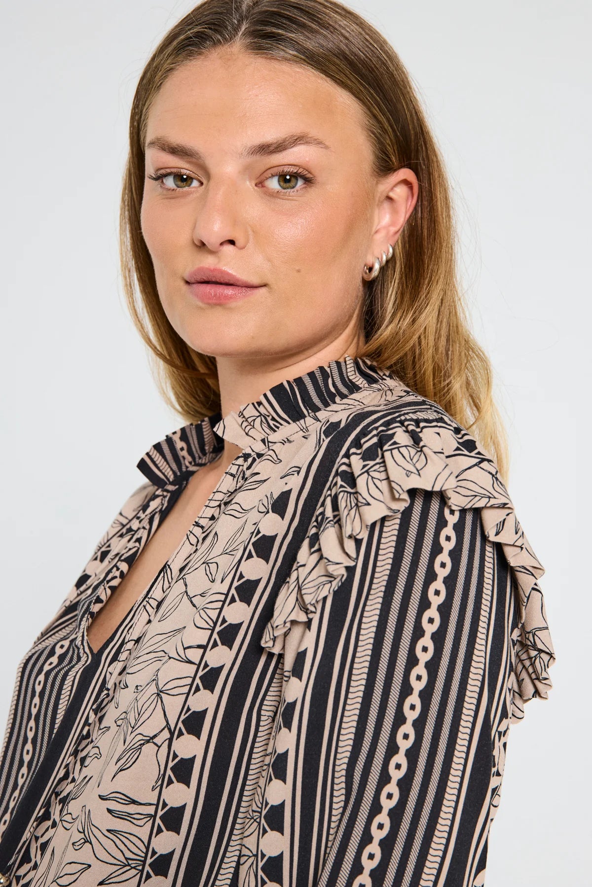 freequent-naisten-pusero-tidy-blouse-musta-kuosi-1
